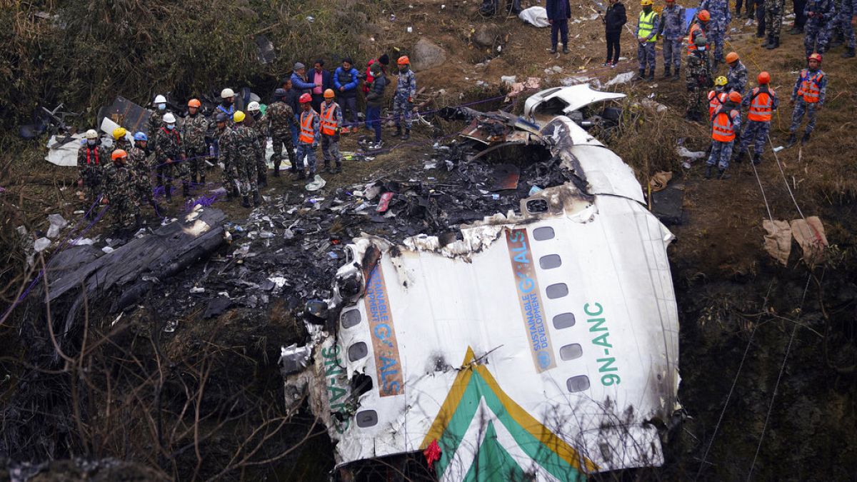 Los equipos de rescate buscan entre los restos de un avión de pasajeros en Pokhara, Nepal, el lunes 16 de enero de 2023.