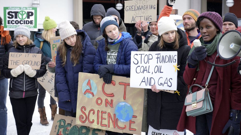 Die Aktivistin Greta Thunberg führt am letzten Verhandlungstag in Davos einen Protest an
