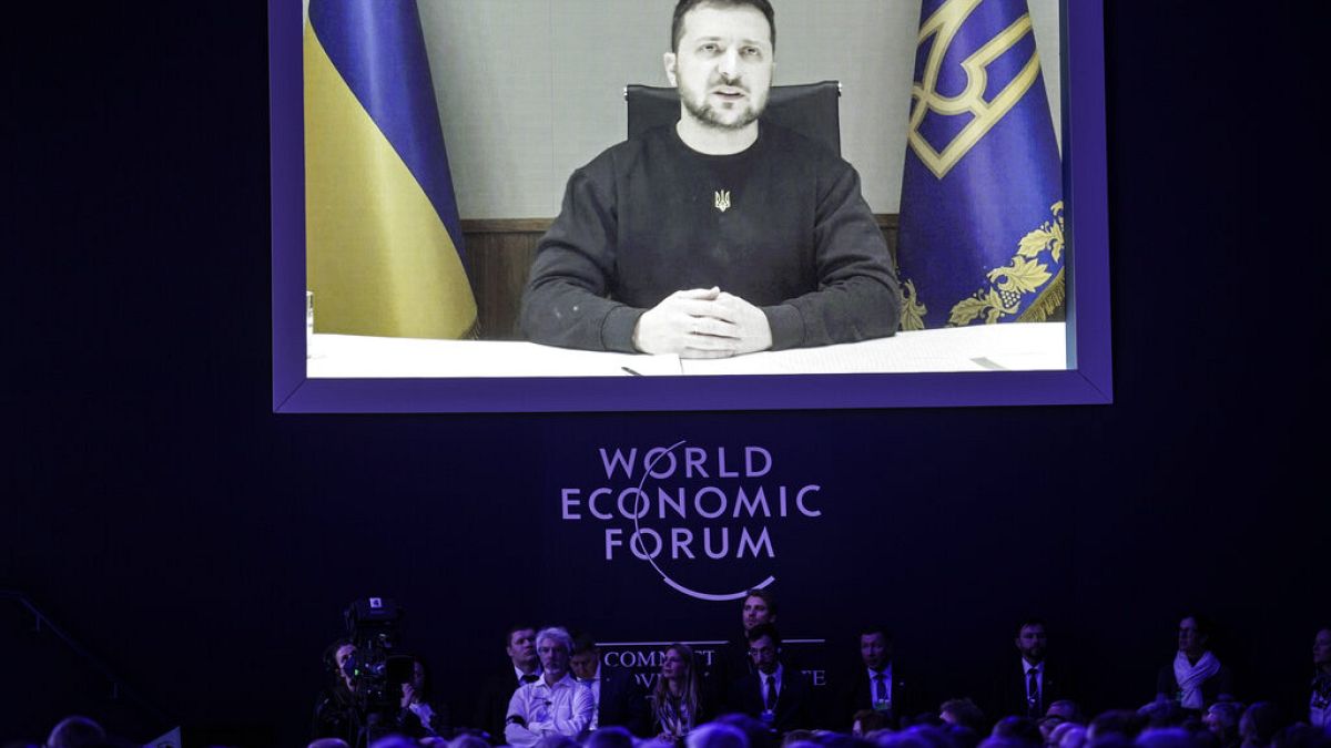 Volodimir Zelenszkij beszédet mond a davosi Világgazdasági Fórumon