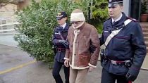 En esta imagen tomada de un vídeo difundido por los Carabinieri italianos el lunes 16 de enero de 2023, el alto jefe de la mafia Matteo Messina Denaro, después de su arresto.
