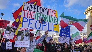 Des membres de la communauté iranienne de France lors d'une manifestation à Paris en  solidarité avec les manifestants en Iran