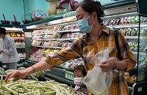 Çin'in başkenti Pekin'de bir marketten alışveriş yapan kadın