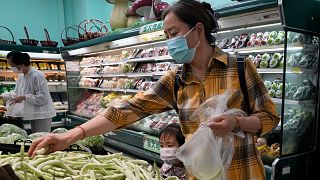 Çin'in başkenti Pekin'de bir marketten alışveriş yapan kadın 