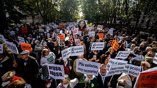  عشرات آلاف العاملين في القطاع الصحي الإسباني يشاركون في مظاهرة وسط العاصمة مدريد ضد إجراءات اقتطاع وتخفيضات تعتزم الحكومة الإقليمية المحافظة اتخاذها، 15 يناير 2023.