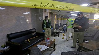 عبداللطیف آفریدی، وکیل پاکستانی در داخل دادگاه عالی پیشاور هدف تیراندازی قرار گرفت