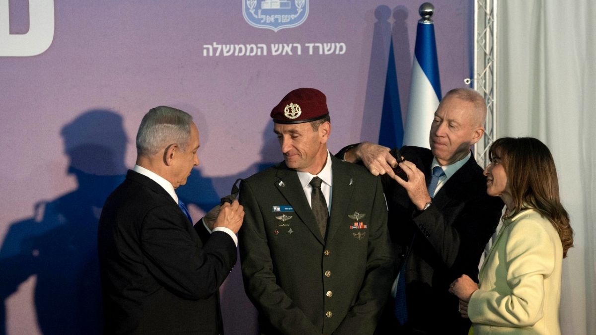 هرتسي هليفي رئيس أركان الجيش الإسرائيلي الجديد ورئيس الوزراء الإسرائيلي خلال التعيين الرسمي في القدس. 
