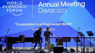 İnsanlar, 15 Ocak 2023 Pazar günü İsviçre'nin Davos kentinde düzenlenen Dünya Ekonomik Forumu'nun açılışının arifesinde sahneyi kurdu.