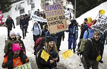 Le manifestants défilent dans la neige pour se faire entendre des participants au forum international économique de Davos.