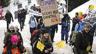 Ativistas climáticos juntam-se em protesto, em Davos, Suíça