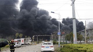 عناصر الإطفاء بعد انفجار في مصنع في محافظة شيانغشوي في يانتشنغ في مقاطعة جيانغسو شرق الصين.2019