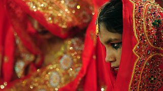 أرشيف: فتاة باكستانية خلال حفل زفاف جماعي. كراتشي، باكستان، 2014