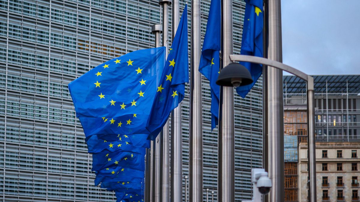 أعلام الاتحاد الأوروبي أمام مقرّ المفوضية الأوروبية في العاصمة البلجيكية، بروكسل.