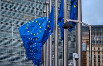 أعلام الاتحاد الأوروبي أمام مقرّ المفوضية الأوروبية في العاصمة البلجيكية، بروكسل.