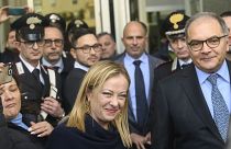 Джорджа Мелони в Палермо со следователями и карабинерами, задержавшими Маттео Массина Денаро, 16 января 2023 г.
