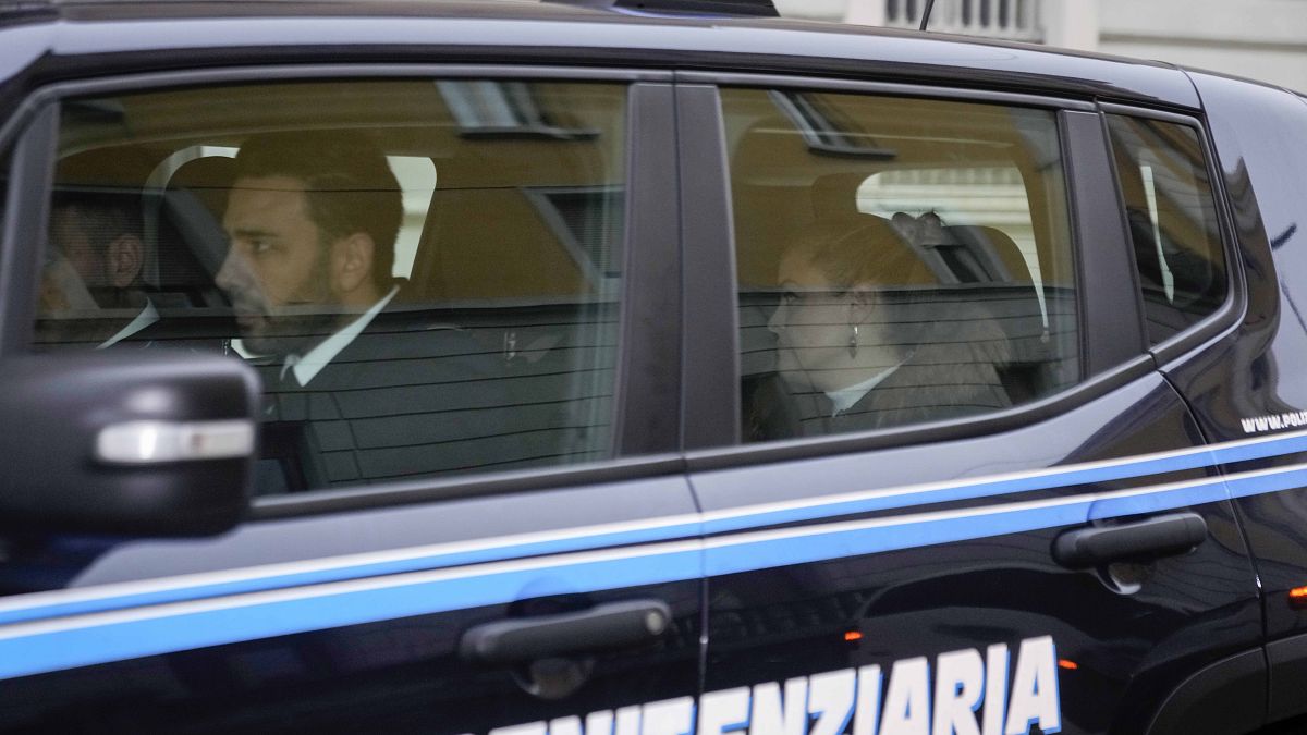 سيلفيا بانزيري، ابنة النائب السابق أنطونيو بانزيري، أثناء مغادرتها لمحكمة بريشيا  في سيارة شرطة. بريشيا، شمال إيطاليا، الثلاثاء 20 ديسمبر/كانون الأول 2022.