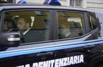 سيلفيا بانزيري، ابنة النائب السابق أنطونيو بانزيري، أثناء مغادرتها لمحكمة بريشيا  في سيارة شرطة. بريشيا، شمال إيطاليا، الثلاثاء 20 ديسمبر/كانون الأول 2022.