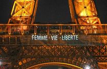 Die Slogans des iranischen Widerstands auf dem Eiffelturm 