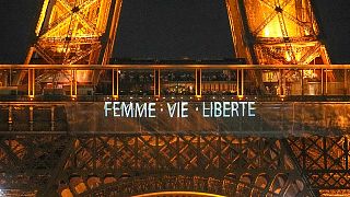 Die Slogans des iranischen Widerstands auf dem Eiffelturm 