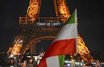 La Torre Eiffel ilumina la noche con los lemas "Mujer, vida, libertad" y "Alto a las ejecuciones en Irán" en apoyo a las protestas en Irán en París, lunes 16 de enero de 2023.