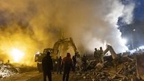 Nch mutmaßlich ukrainischem Beschuss steht ein Einkaufszentrum in Donezk in Flammen
