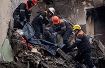 Equipas de busca e resgate retiram corpo de um prédio atingido por míssil russo em Dnipro