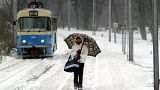 Una mujer camina por una carretera nevada