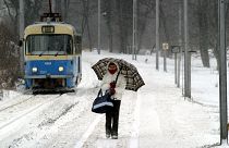 Una mujer camina por una carretera nevada