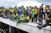 Les émeutiers sur le toit du Congrès, à Brasilia, le 8 janvier 2023 