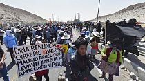 Cientos de manifestantes bloquean una carretera para protestar contra el Gobierno de Boluarte