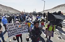 Cientos de manifestantes bloquean una carretera para protestar contra el Gobierno de Boluarte