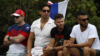Az orosz szurkolók a zászlóval a mérkőzésen