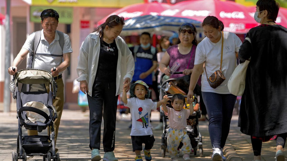 Çin'de uluslararası çocuk günü kutlamalarına katılan aileler (arşiv)