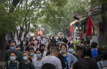 Ciudadanos andando por la calle en China