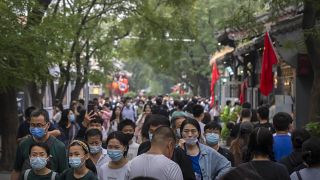 Ciudadanos andando por la calle en China