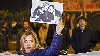 Διαδηλώτρια στο Παλέρμο με φωτογραφία των δολοφονηθέντων εισαγγελέων