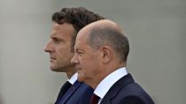 Os líderes da França (esquerda), Emmanuel Macron, e da Alemanha, Olaf Scholz