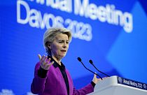 La presidenta de la Comisión Europea, Ursula von der Leyen, pronuncia un discurso en el Foro Económico Mundial de Davos, Suiza, el martes 17 de enero de 2023.