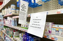Объявление на полке в аптеке об изъятии лекарства 