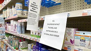 Объявление на полке в аптеке об изъятии лекарства 