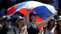 اهتزار پرچم روسیه در مسابقات آزاد تنیس استرالیا توسط هواداران دانیل مدودف در سال ۲۰۱۹