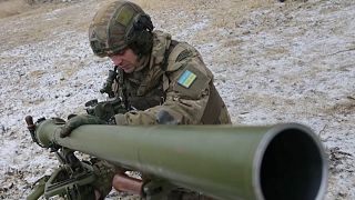 Soldado ucraniano com arma pesada