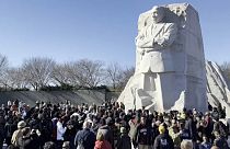 الآلاف يحتشدون أمام النصب أمام النصب التذكاري لمارتن لوثر كينغ في واشنطن تكريماً له في الذكرى الـ94 لولادته، 15 يناير 2023.