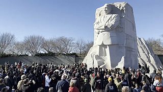 الآلاف يحتشدون أمام النصب أمام النصب التذكاري لمارتن لوثر كينغ في واشنطن تكريماً له في الذكرى الـ94 لولادته، 15 يناير 2023.