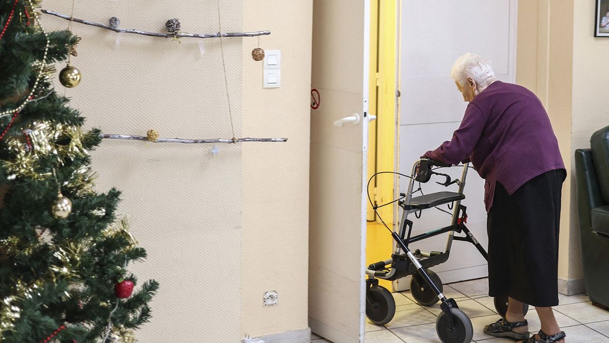 Una mujer pasea en una residencia de mayores en Saint-Sulpice-La-Pointe, sur de Francia, 4 de enero de 2023.