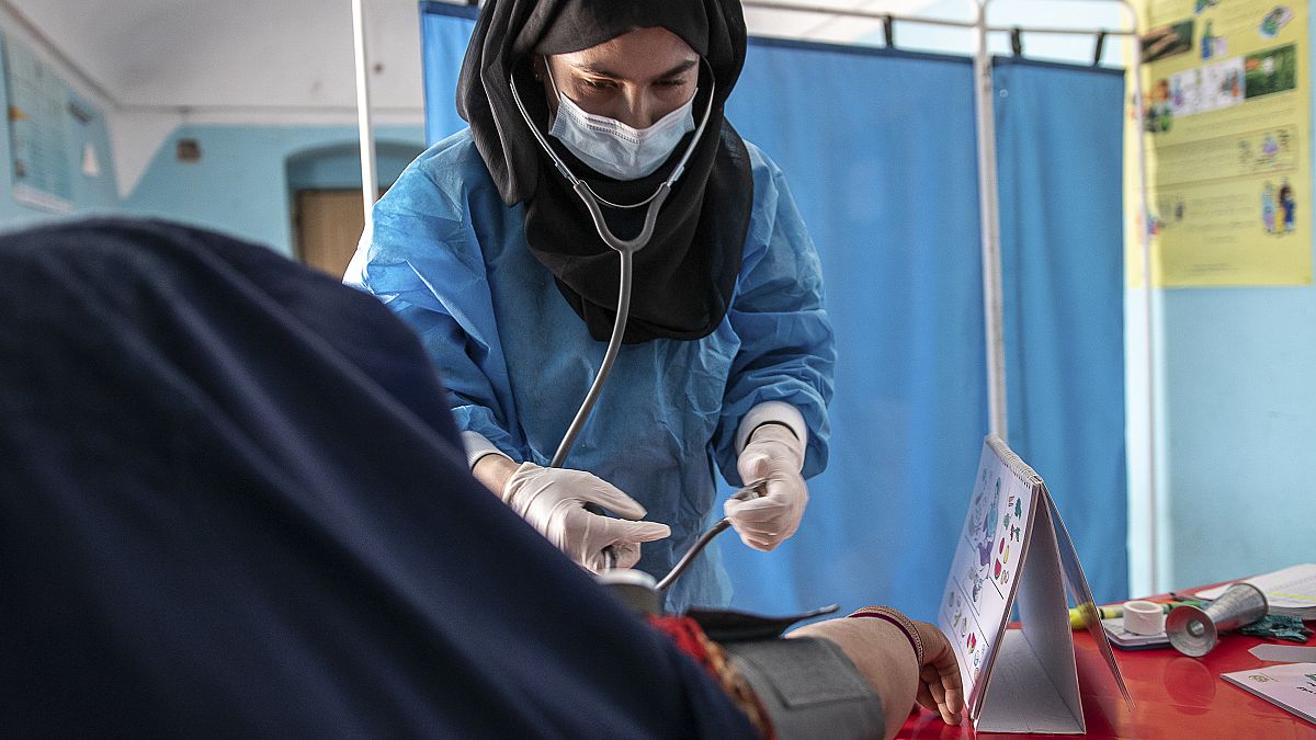 قابلة في منظمة "أنقذوا الأطفال" تقدم فحصا لسيدة حامل في شهرها الخامس. مقاطعة جوزجان في شمال أفغانستان، الأحد 2 أكتوبر / تشرين الأول 2022