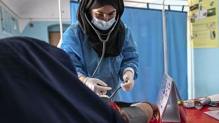 قابلة في منظمة "أنقذوا الأطفال" تقدم فحصا لسيدة حامل في شهرها الخامس. مقاطعة جوزجان في شمال أفغانستان، الأحد 2 أكتوبر / تشرين الأول 2022