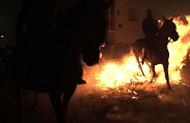 Un caballo pasa sobre una hoguera durante la celebración de Las Luminarias, en San Bartolomé de Pinares, Ávila, España.