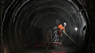 Un ouvrier projette du ciment sur les paroi d'un tunnel destiné au stockage de déchets radioactifs, dans le laboratoire de l'Andra à Bure.