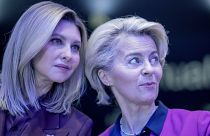  Olena Selenska, die Ehefrau des ukrainischen Präsidenten Wolodymyr Selenskyj mit EU-Kommissionspräsidentin Ursula von der Leyen in Davos