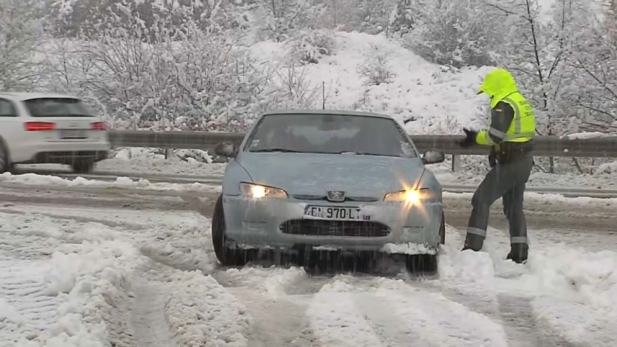 Schneechaos im Norden Spaniens stellt Autofahrer:innen auf die Probe.